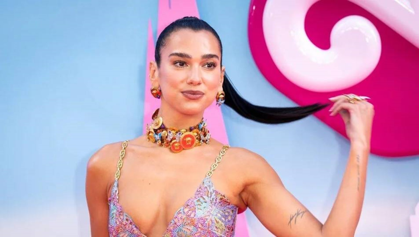 Dua Lipa evleniyor! Ünlü şarkıcı, oyuncu sevgilisi Callum Turner ile gizlice nişanlandı