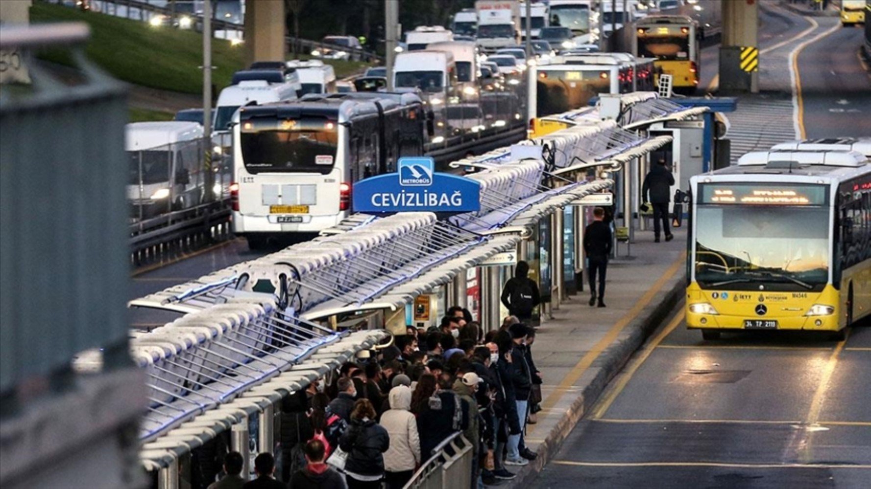 İstanbul'da toplu taşıma krizi: Otobüsler bugün çalışacak mı? Toplu taşıma seferleri devam ediyor mu?