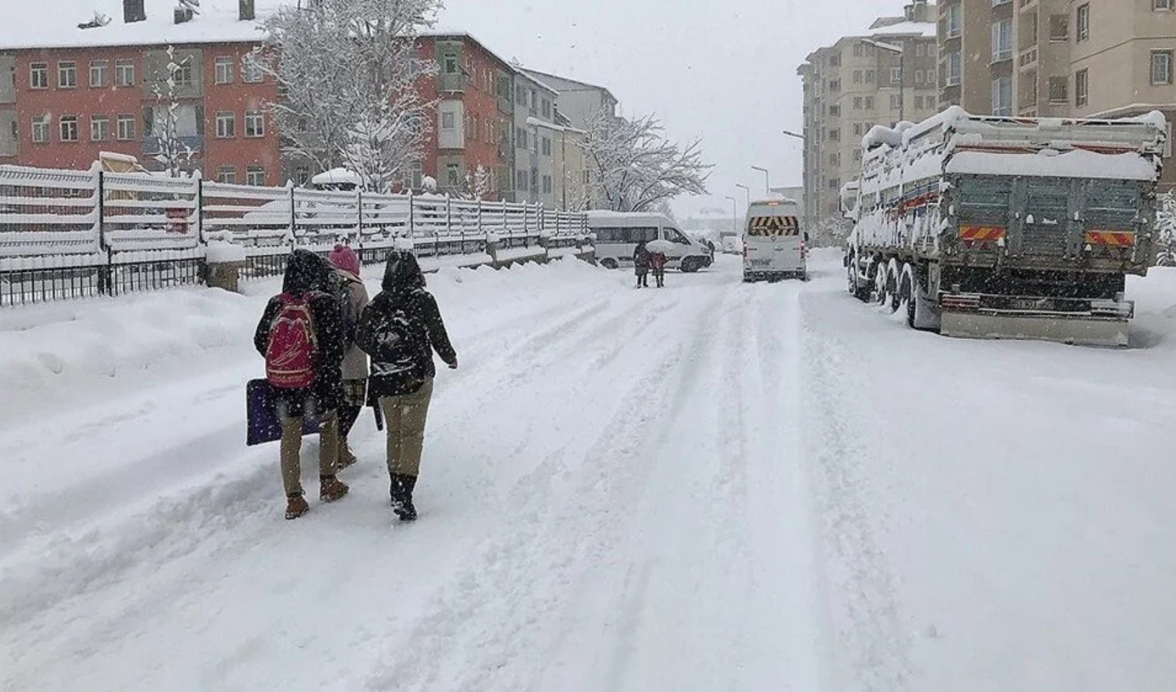 3 ilde eğitime kar engeli: Hangi illerde eğitime ara verildi? Valilikler açıklama yaptı mı? 30 Aralık 2024 kar nedeniyle okulların tatil edildiği iller