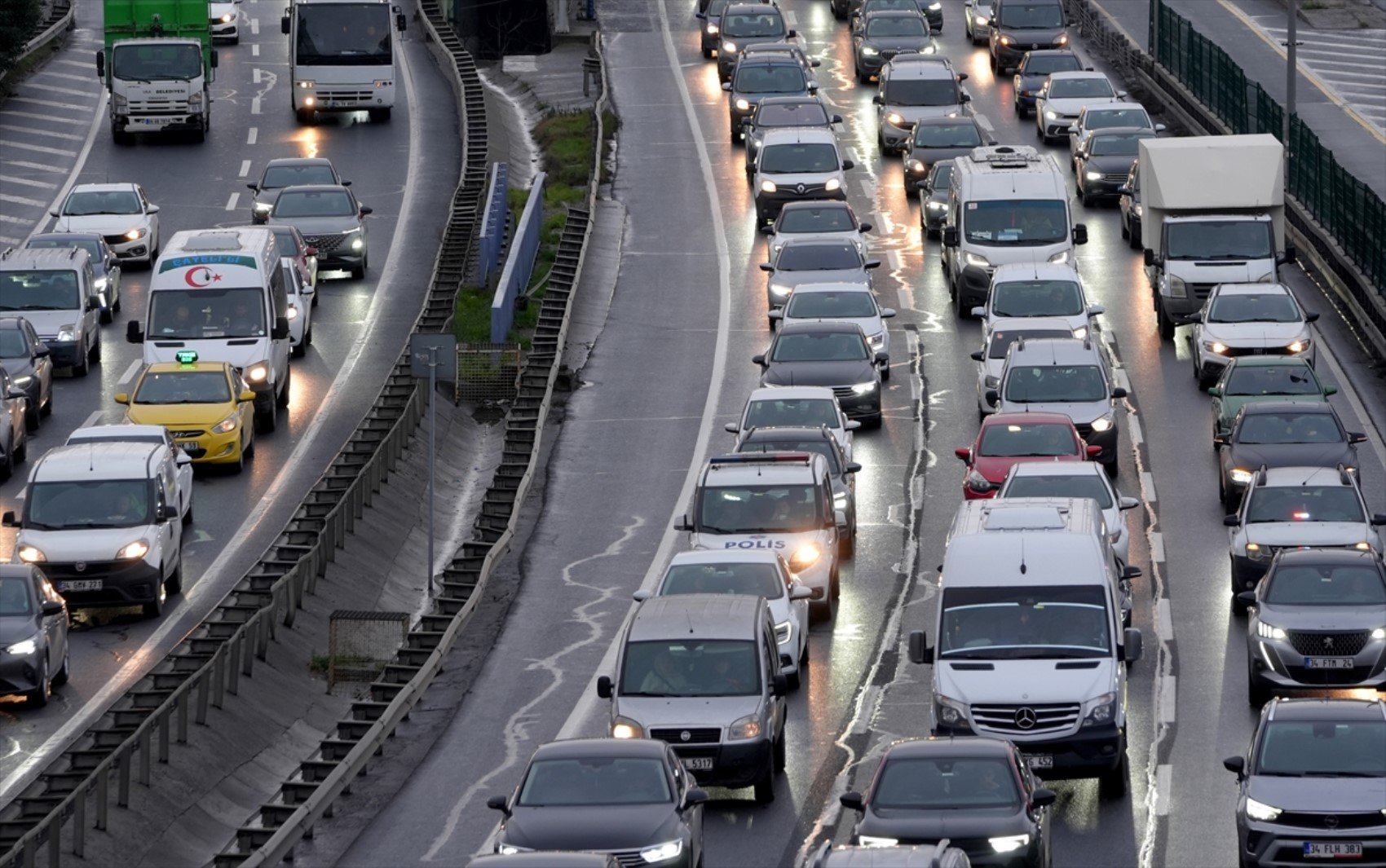 İstanbul'da trafik kilitlendi: Avrupa ve Anadolu yakasında yoğunluk yaşandı