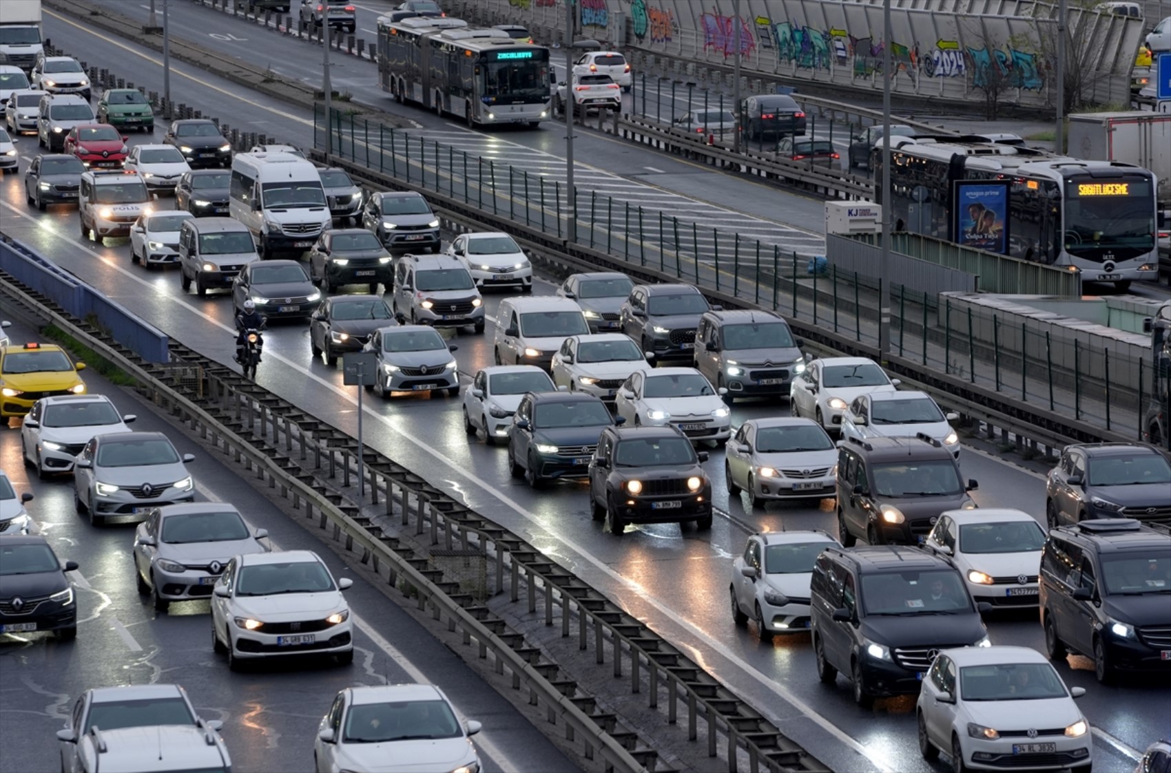 İstanbul'da trafik kilitlendi: Avrupa ve Anadolu yakasında yoğunluk yaşandı