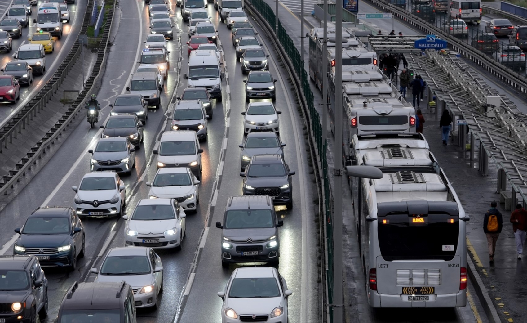 İstanbul'da trafik kilitlendi: Avrupa ve Anadolu yakasında yoğunluk yaşandı