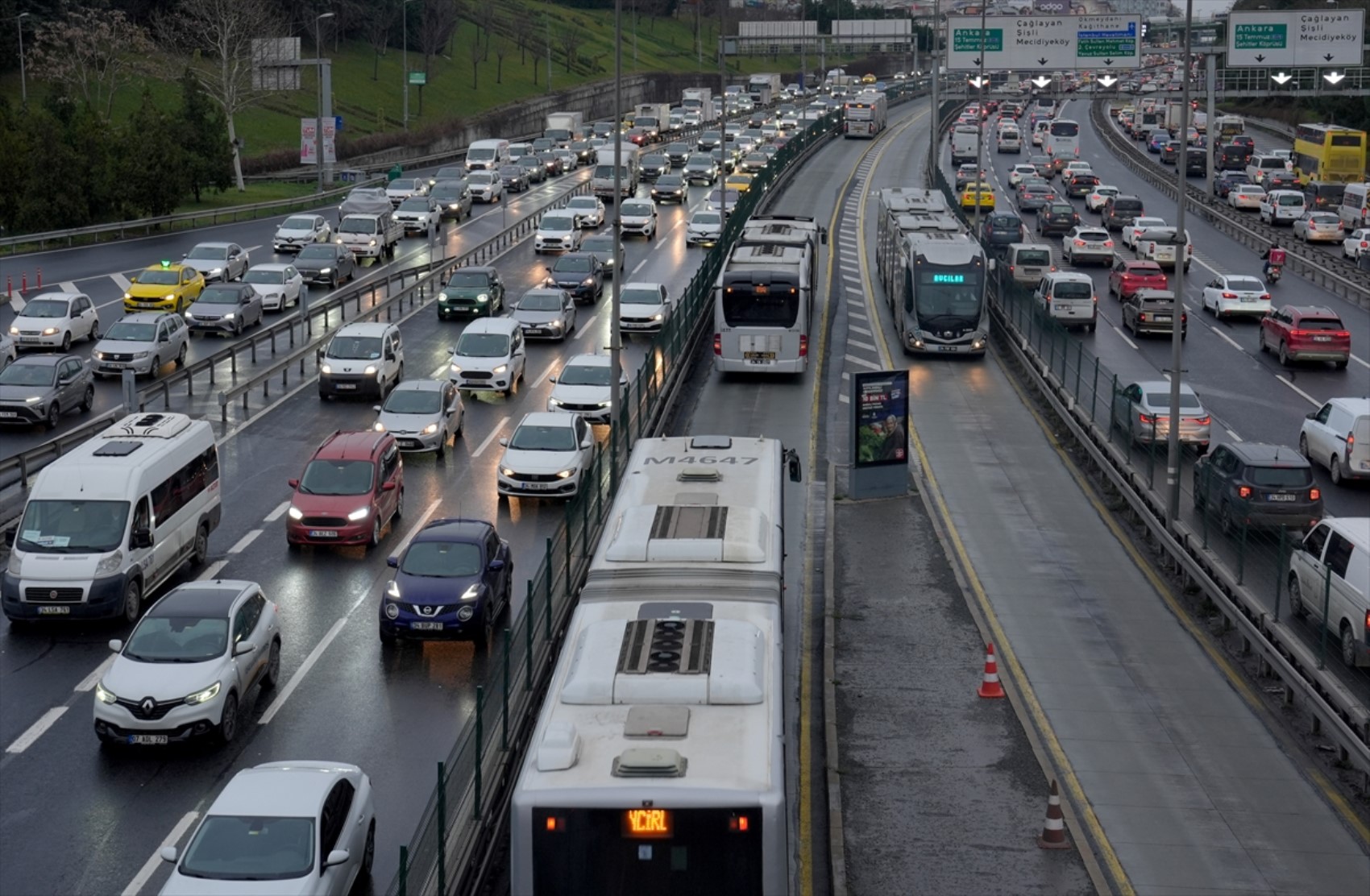 İstanbul'da trafik kilitlendi: Avrupa ve Anadolu yakasında yoğunluk yaşandı