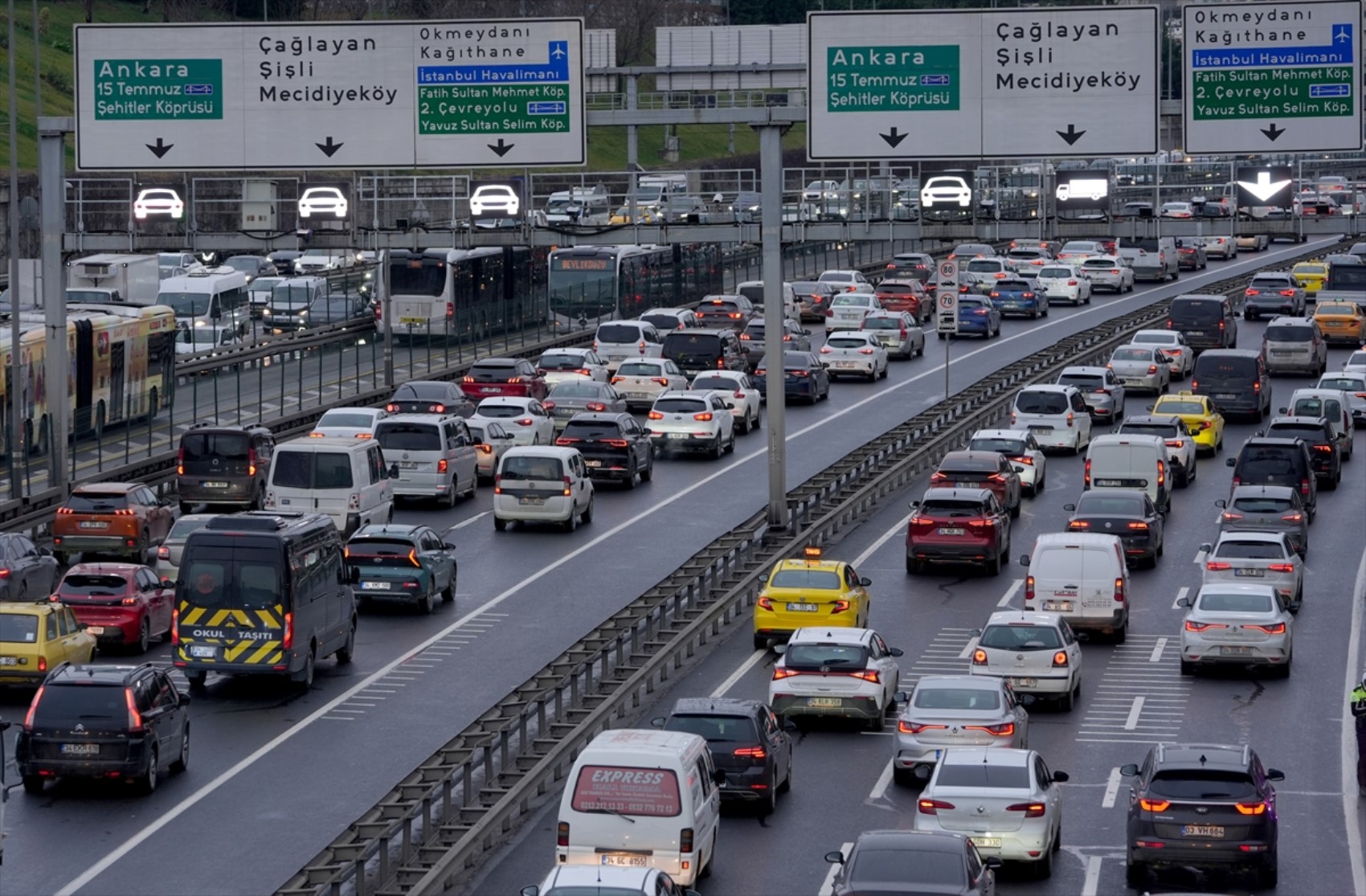 İstanbul'da trafik kilitlendi: Avrupa ve Anadolu yakasında yoğunluk yaşandı