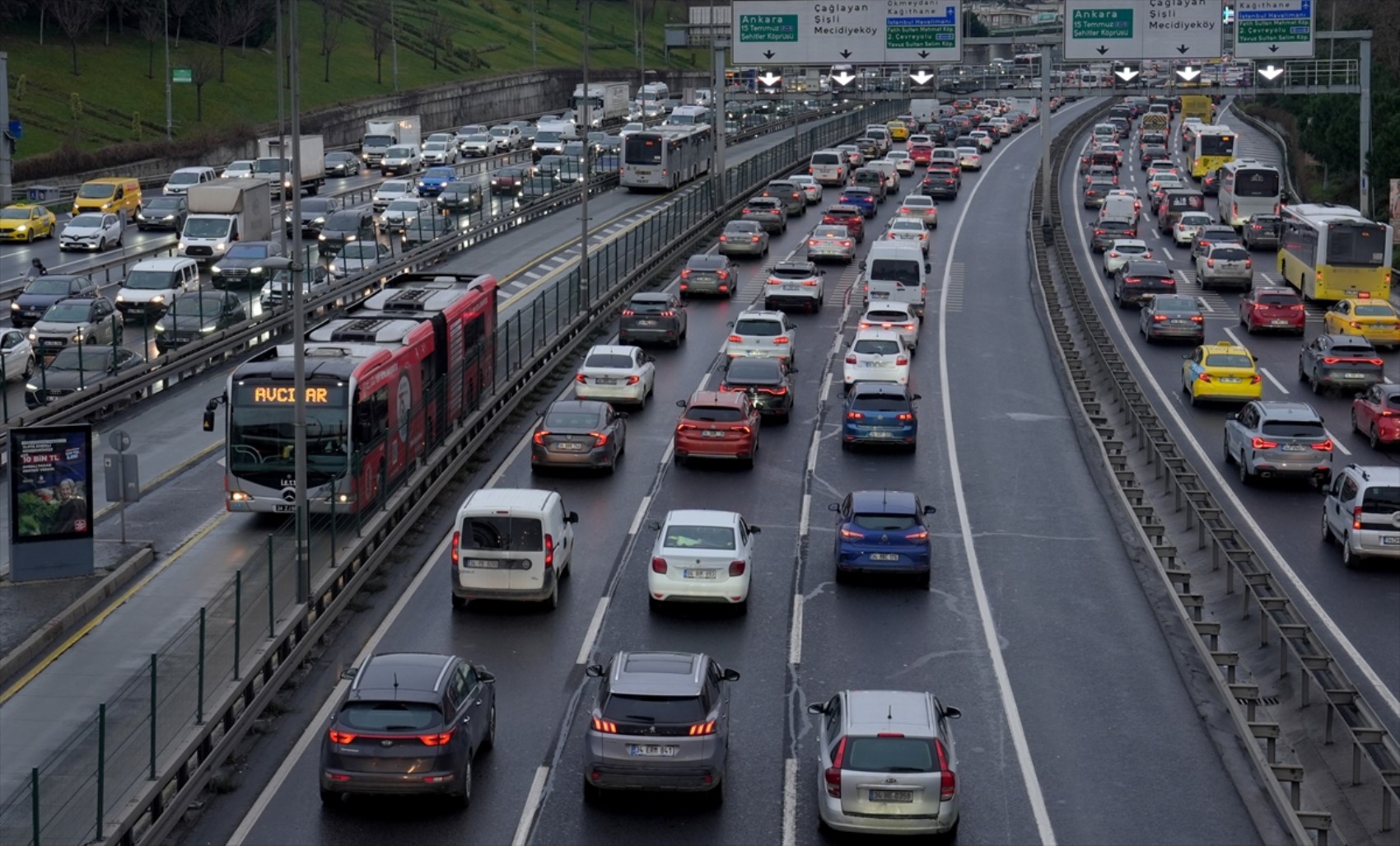 İstanbul'da trafik kilitlendi: Avrupa ve Anadolu yakasında yoğunluk yaşandı