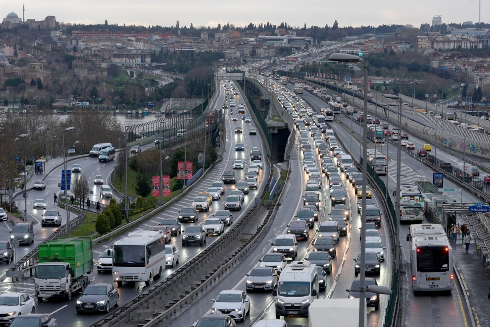 İstanbul'da trafik kilitlendi: Avrupa ve Anadolu yakasında yoğunluk yaşandı