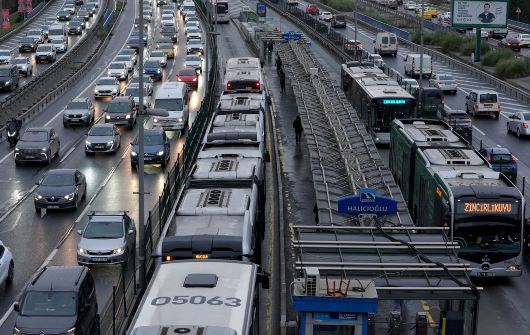 İstanbul'da trafik kilitlendi: Avrupa ve Anadolu yakasında yoğunluk yaşandı