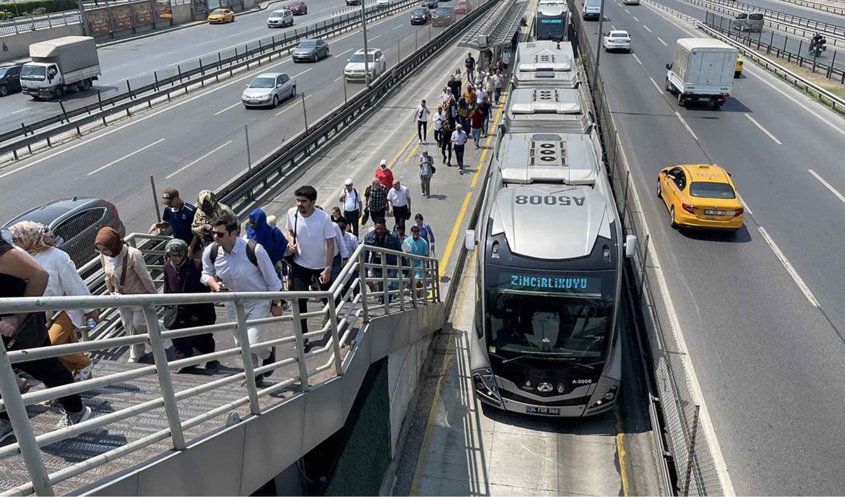 Yılbaşı gecesi için metro seferleri uzatıldı mı? Saat kaça kadar metro var? İstanbul, İzmir ve Ankara için yılbaşı ulaşım seferleri uzadı mı? Yılbaşında toplu taşıma ücretsiz mi?