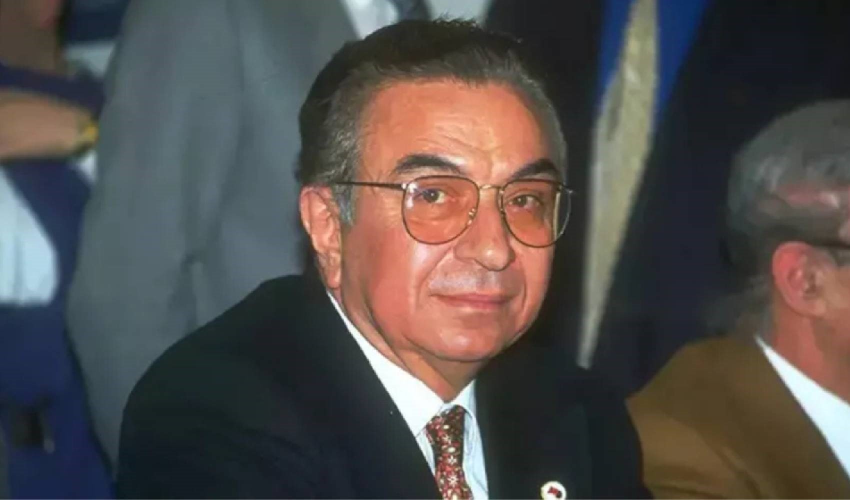 È morto l'ex ministro Nahit Menteşe