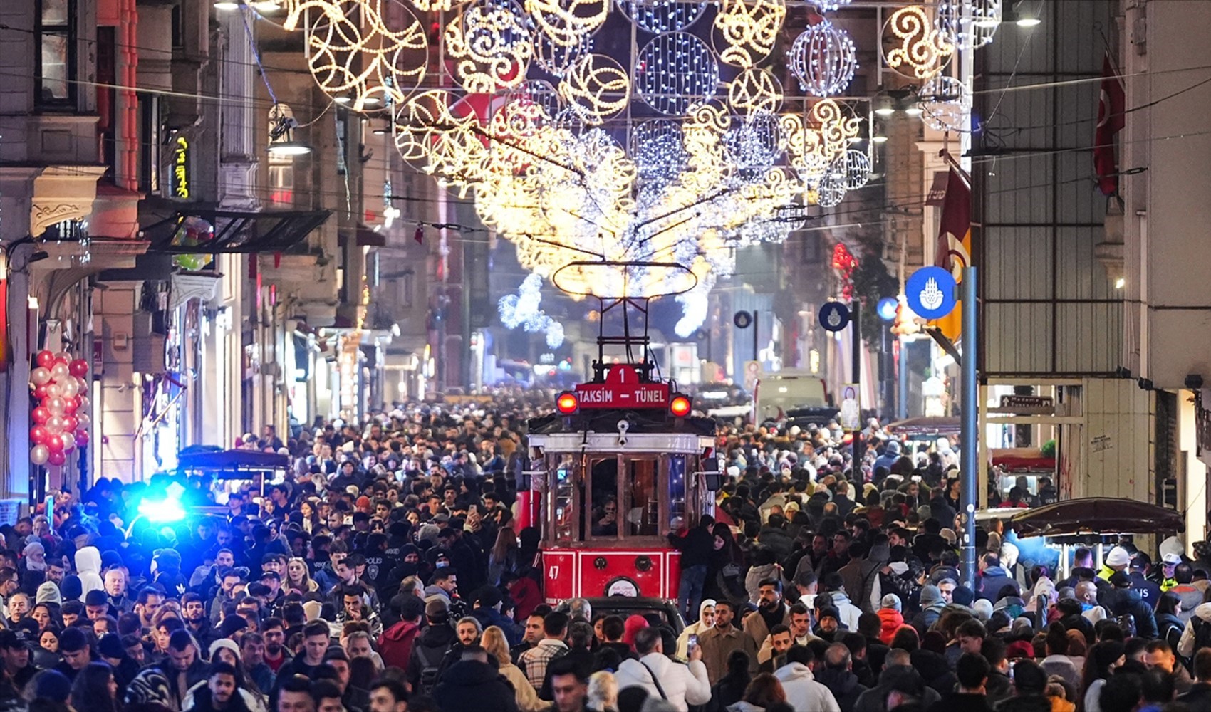 Taksim Meydanı ve İstiklal Caddesi'nde yılbaşı yoğunluğu: Ziyaretçiler yürümekte güçlük çekti