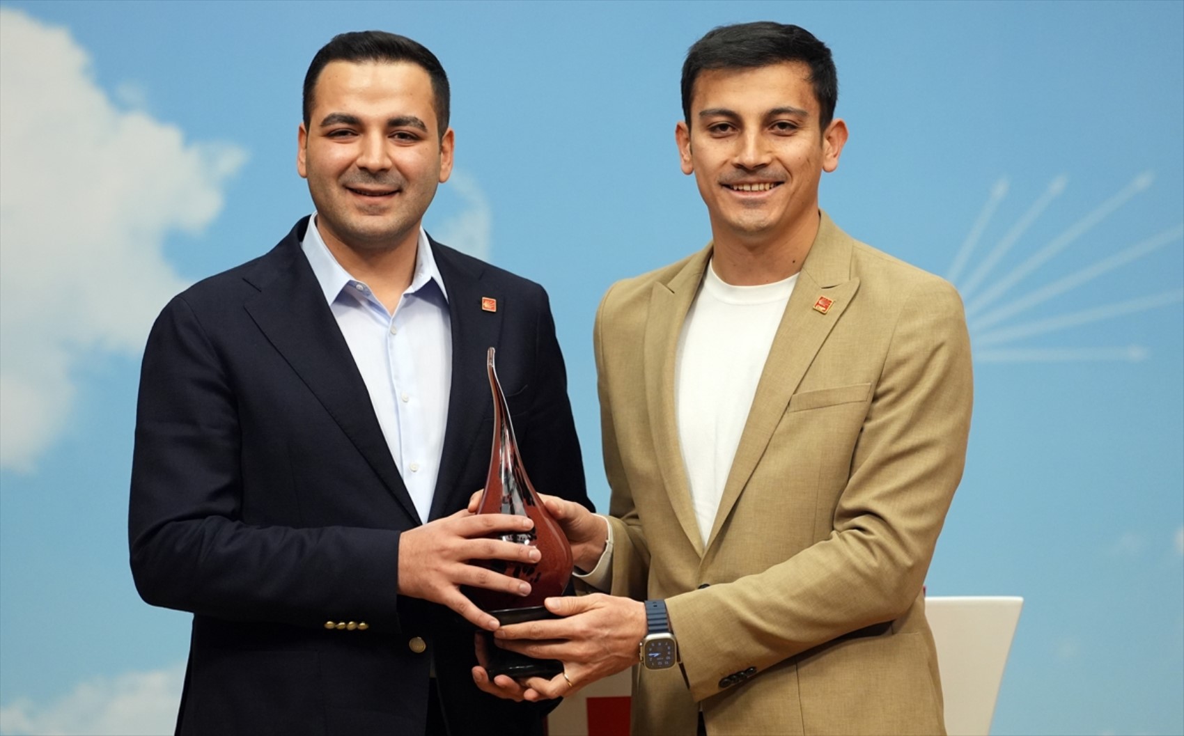 CHP Gençlik Kolları'nda başkan değişimi: Cem Aydın, Gençosman Killik'ten görevi devraldı