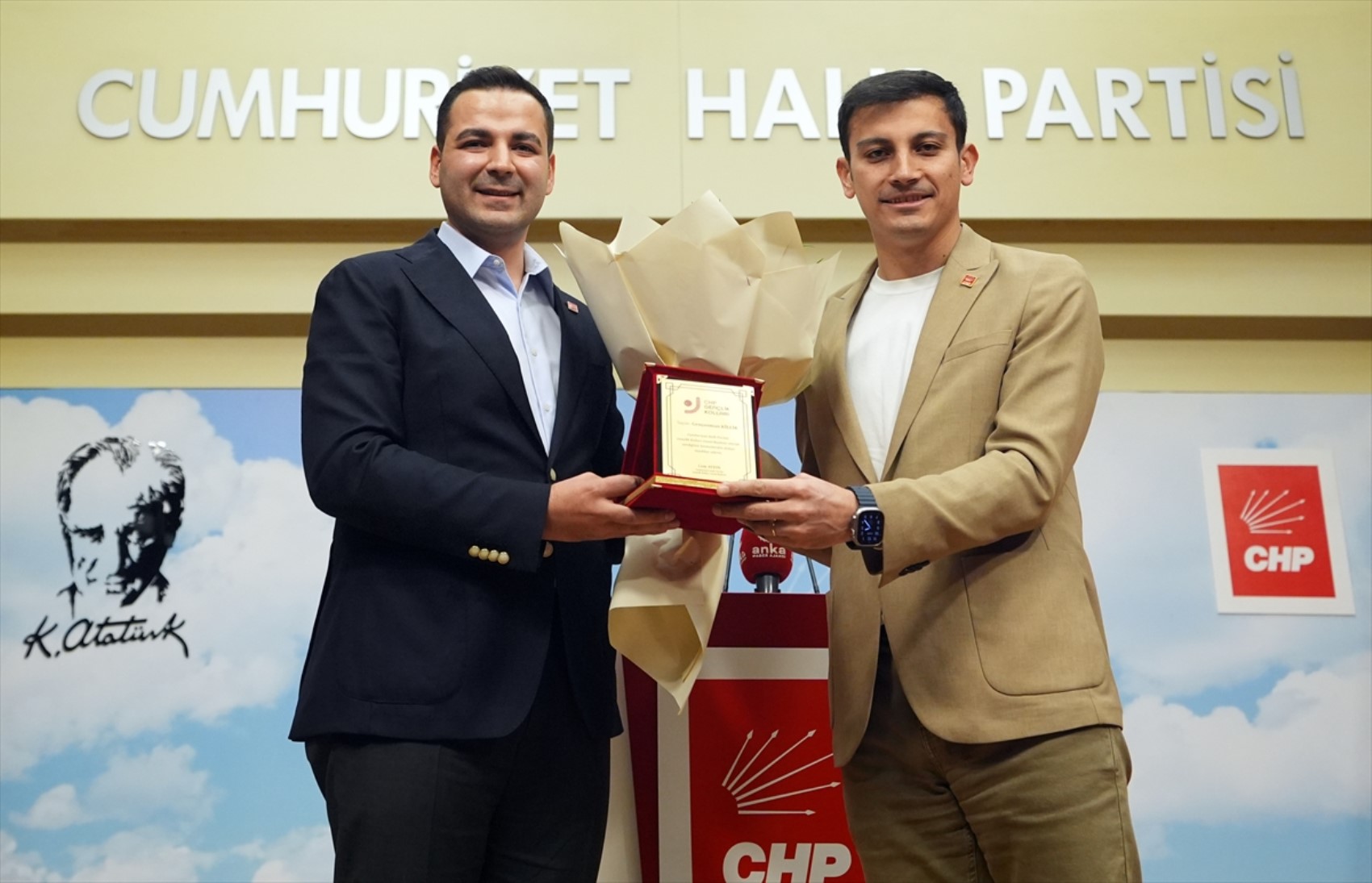 CHP Gençlik Kolları'nda başkan değişimi: Cem Aydın, Gençosman Killik'ten görevi devraldı