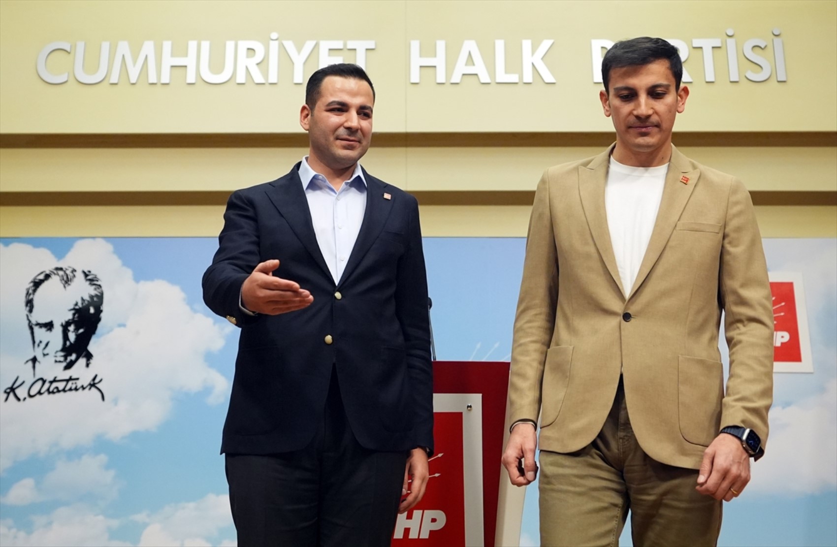 CHP Gençlik Kolları'nda başkan değişimi: Cem Aydın, Gençosman Killik'ten görevi devraldı