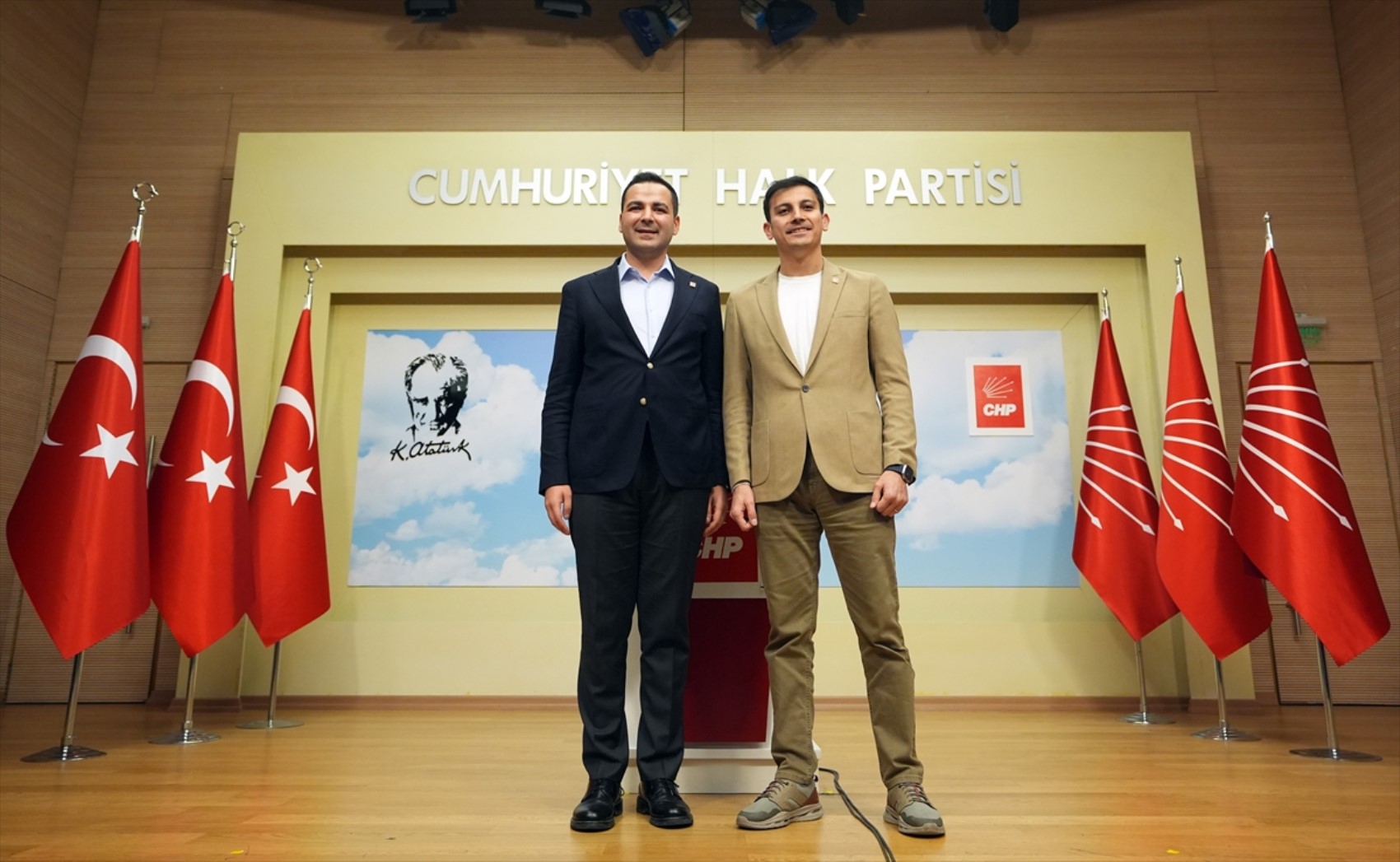 CHP Gençlik Kolları'nda başkan değişimi: Cem Aydın, Gençosman Killik'ten görevi devraldı
