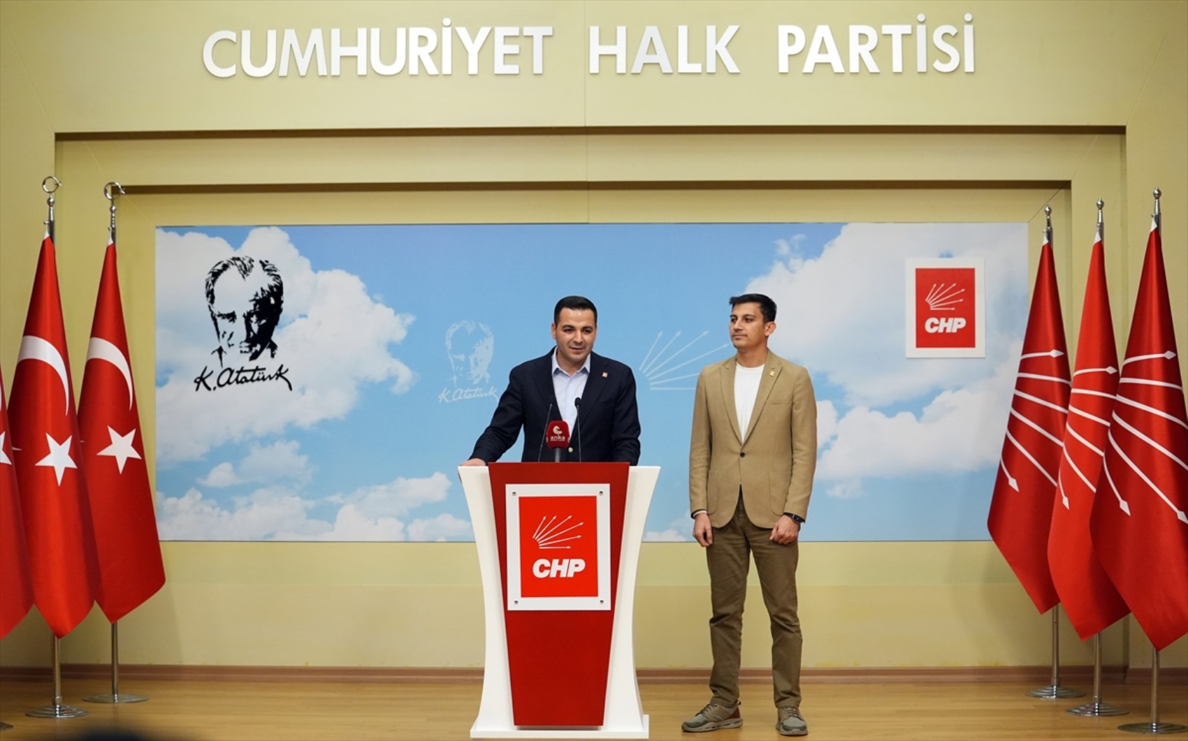 CHP Gençlik Kolları'nda başkan değişimi: Cem Aydın, Gençosman Killik'ten görevi devraldı