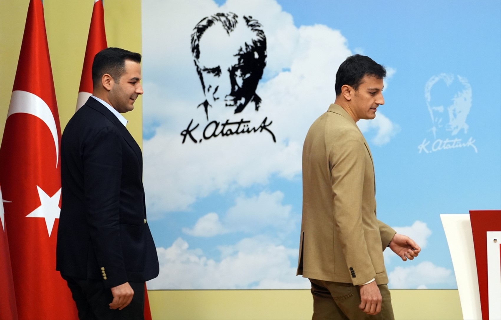 CHP Gençlik Kolları'nda başkan değişimi: Cem Aydın, Gençosman Killik'ten görevi devraldı