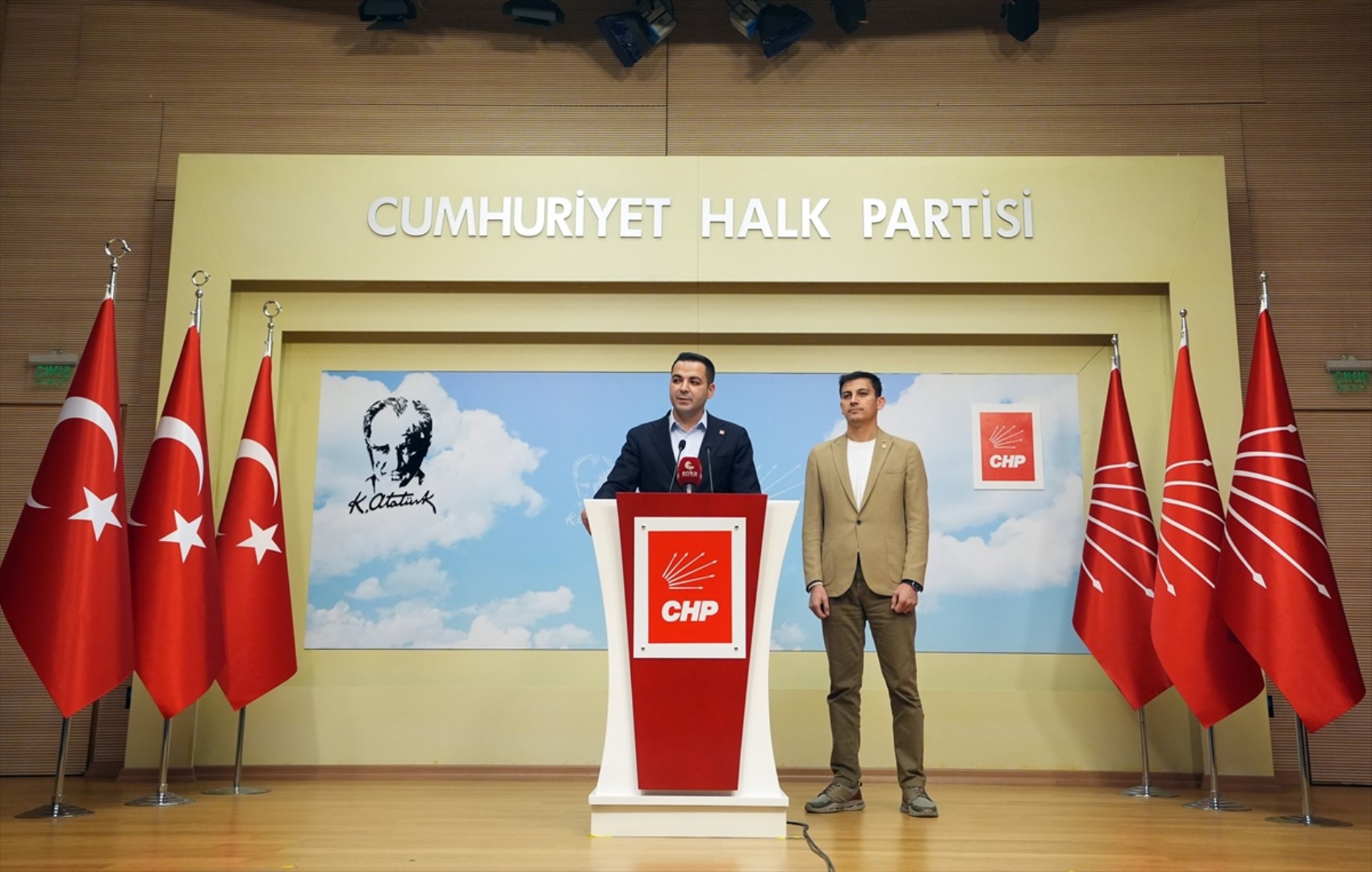 CHP Gençlik Kolları'nda başkan değişimi: Cem Aydın, Gençosman Killik'ten görevi devraldı