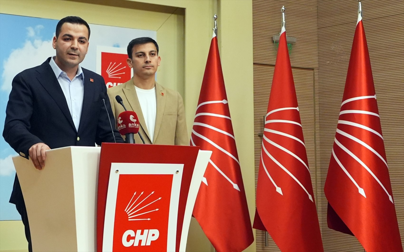 CHP Gençlik Kolları'nda başkan değişimi: Cem Aydın, Gençosman Killik'ten görevi devraldı