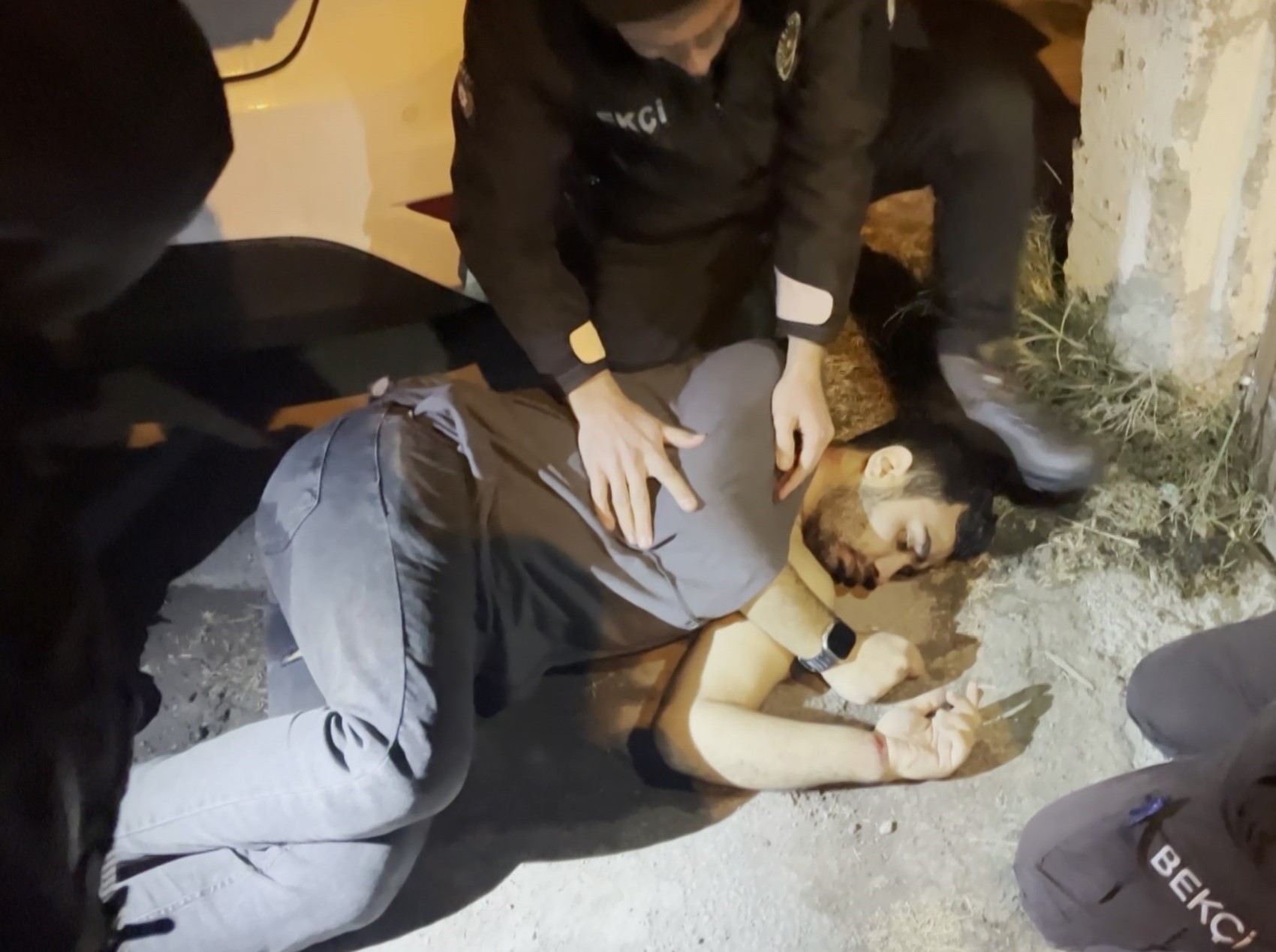 Yasak aşk yaşadığı kadının kocasına yakalandı: Kaçarken balkondan düştü