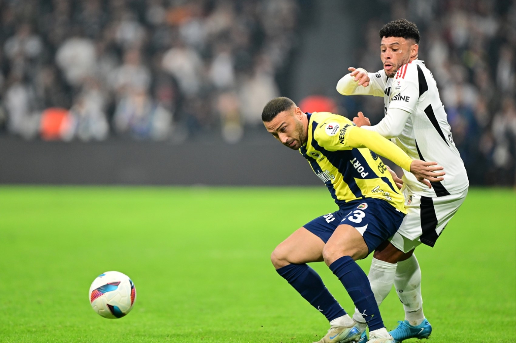 Trio ekibi Beşiktaş- Fenerbahçe derbisindeki tartışmalı pozisyonları değerlendirdi: Djiku'nun Emirhan Topçu'ya müdahalesi kırmızı kart mı?