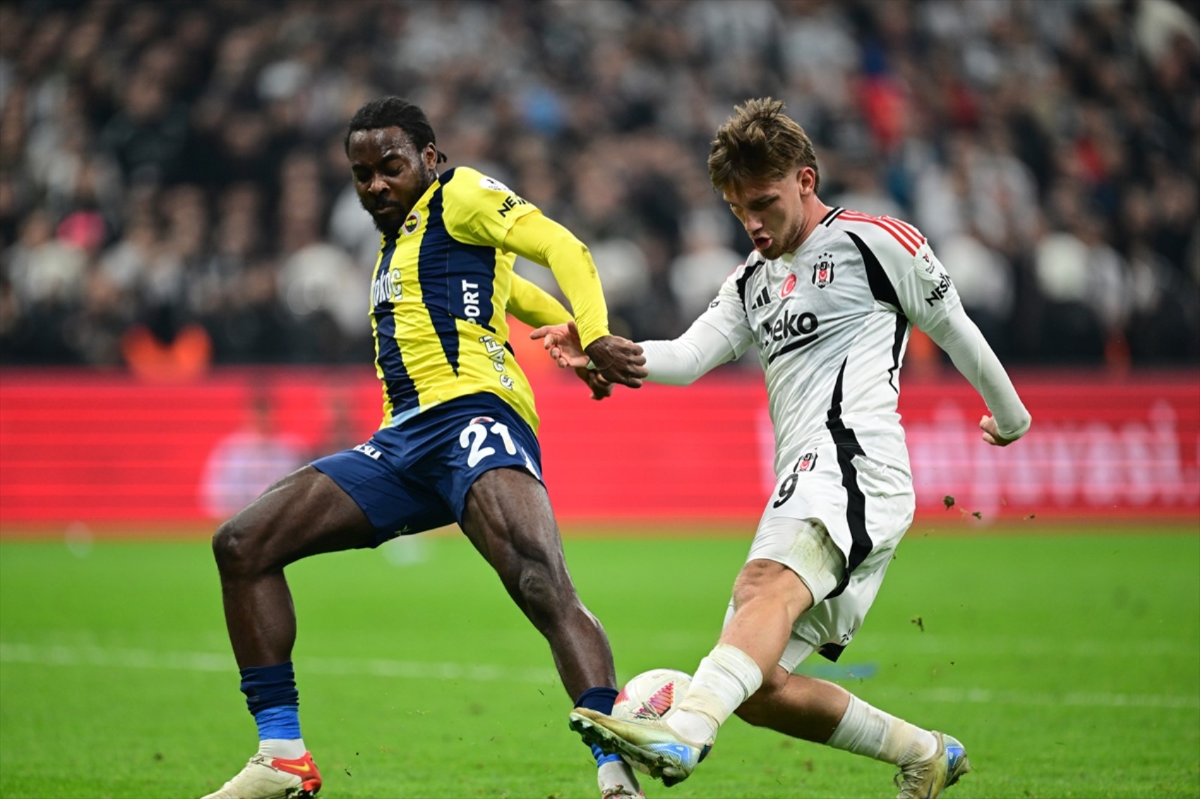 Trio ekibi Beşiktaş- Fenerbahçe derbisindeki tartışmalı pozisyonları değerlendirdi: Djiku'nun Emirhan Topçu'ya müdahalesi kırmızı kart mı?
