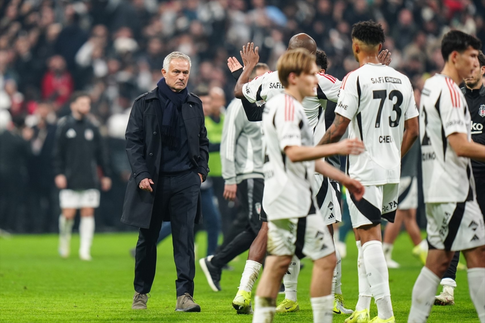 Trio ekibi Beşiktaş- Fenerbahçe derbisindeki tartışmalı pozisyonları değerlendirdi: Djiku'nun Emirhan Topçu'ya müdahalesi kırmızı kart mı?