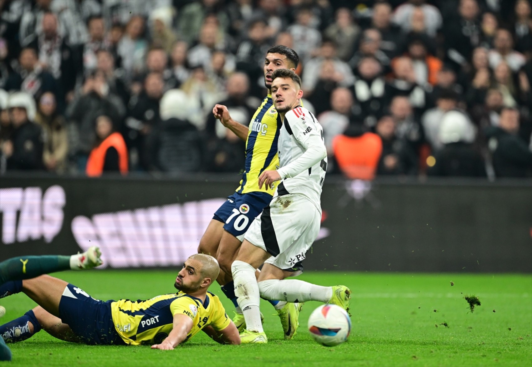 Trio ekibi Beşiktaş- Fenerbahçe derbisindeki tartışmalı pozisyonları değerlendirdi: Djiku'nun Emirhan Topçu'ya müdahalesi kırmızı kart mı?