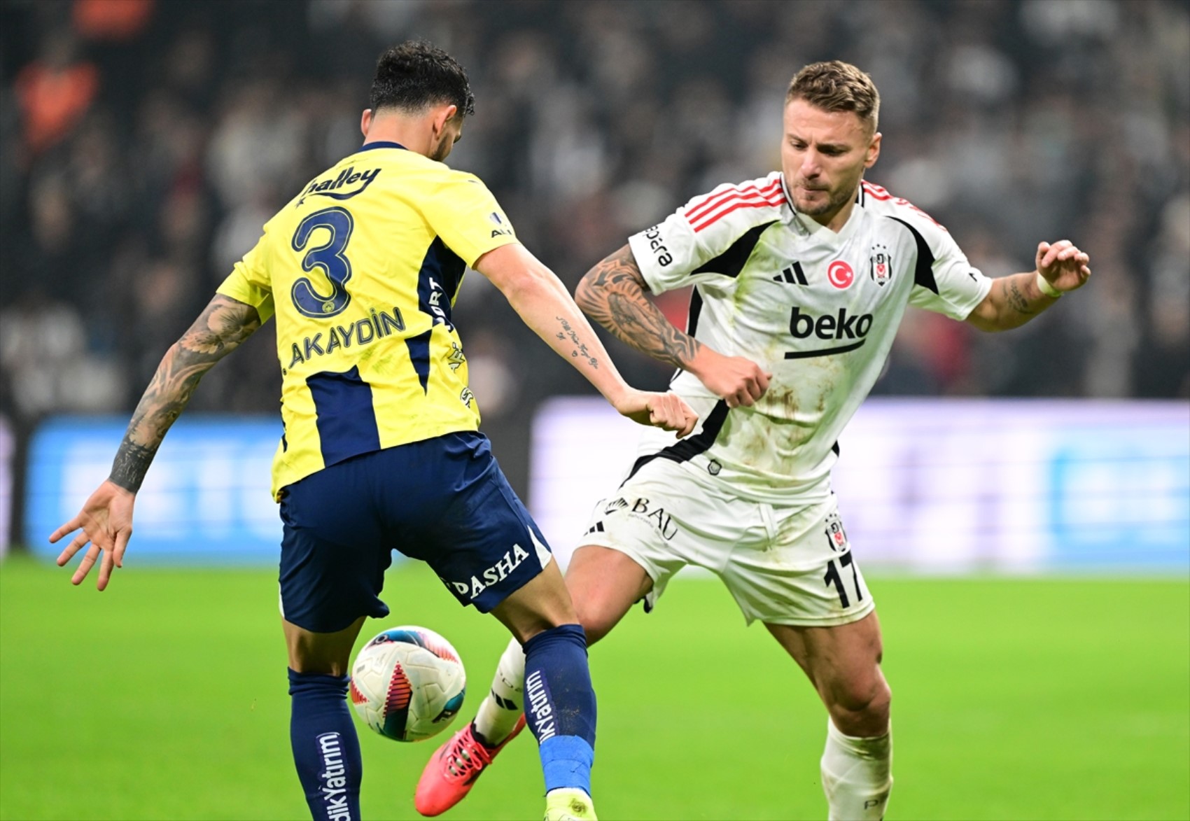 Trio ekibi Beşiktaş- Fenerbahçe derbisindeki tartışmalı pozisyonları değerlendirdi: Djiku'nun Emirhan Topçu'ya müdahalesi kırmızı kart mı?