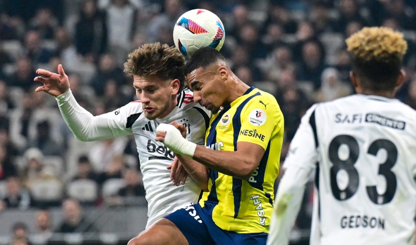 Trio ekibi Beşiktaş- Fenerbahçe derbisindeki tartışmalı pozisyonları değerlendirdi: Djiku'nun Emirhan Topçu'ya müdahalesi kırmızı kart mı?