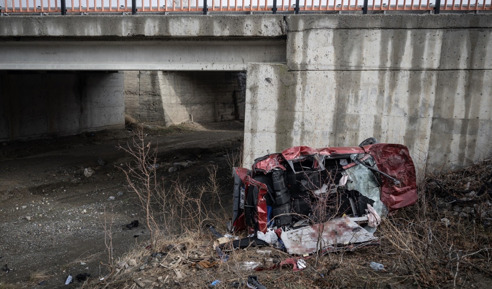 Tragico incidente ad Ankara! Un'auto precipita da un cavalcavia: 5 persone della stessa famiglia hanno perso la vita