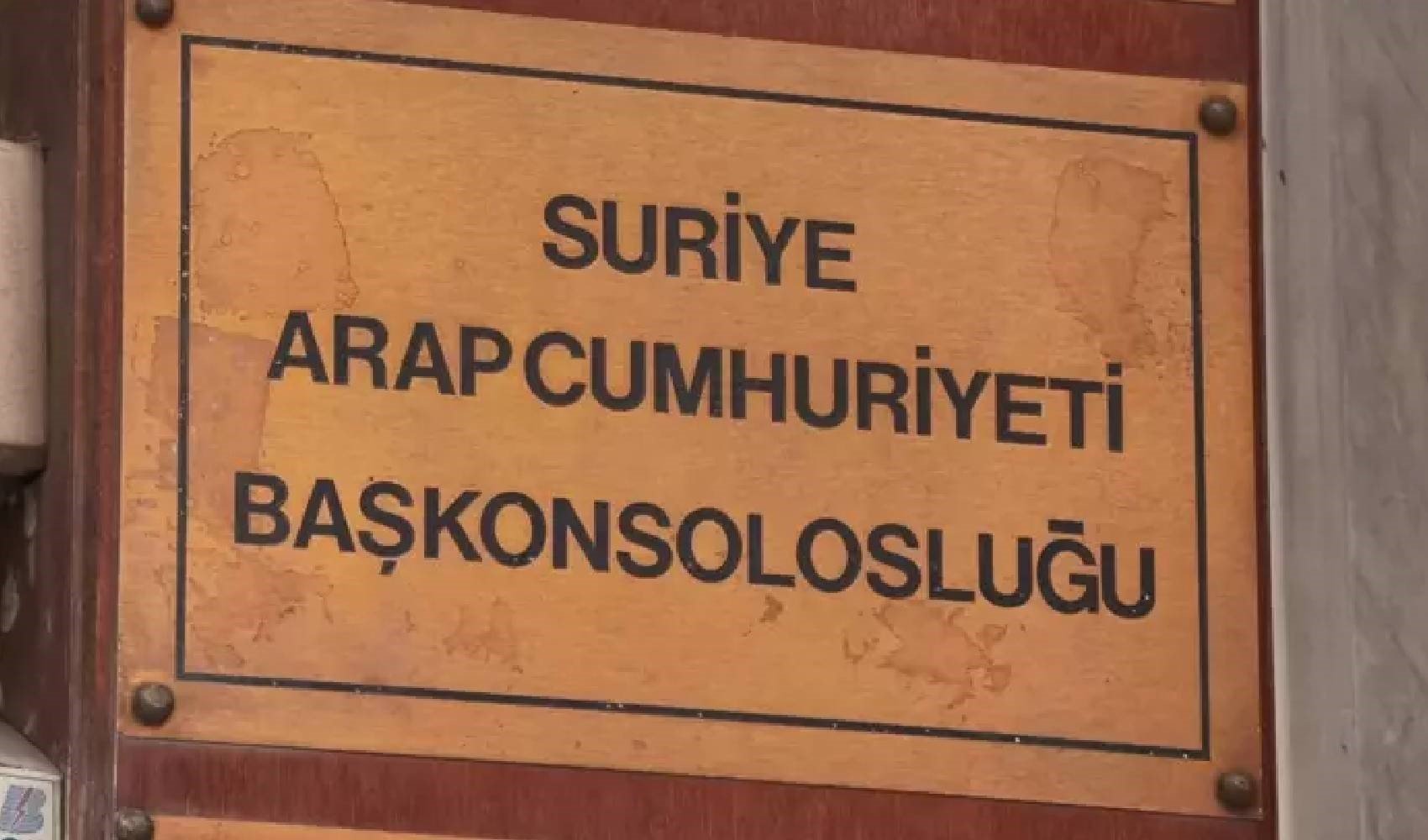 Şişli'deki Suriye konsolosluk binasına yeni bayrak asıldı!