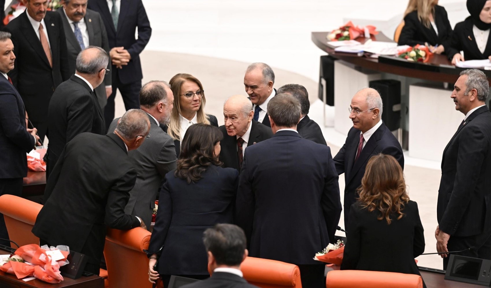 TBMM'de bütçe maratonu başlıyor: Devlet Bahçeli, bu kez DEM Partililerle tokalaşmadı, Özgür Özel'i AKP'liler karşıladı