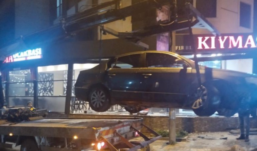 İstanbul'da kontrolden çıkan araç restorana girdi: 1 yaralı