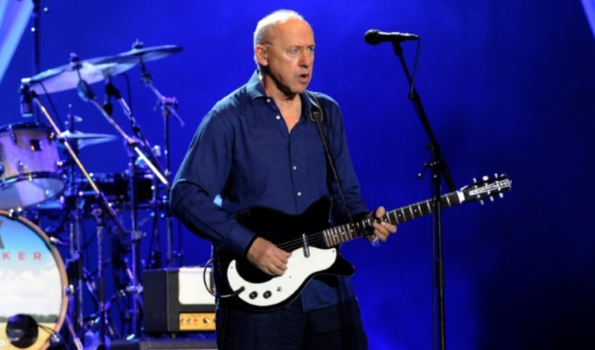 Dire Straits solisti Mark Knopfler'in gitarları açık artırmayla satıldı