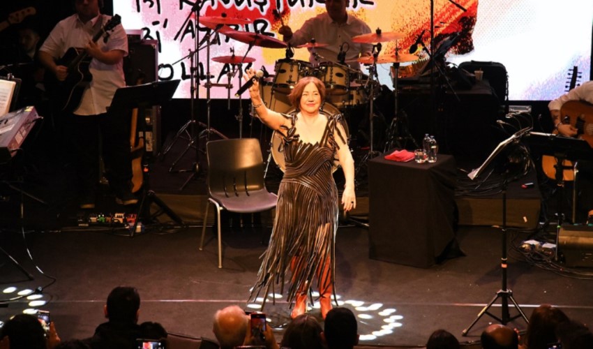 Nazan Öncel, 'Kara Plak' albümünün lansmanını Kadıköy'de gerçekleştirdi