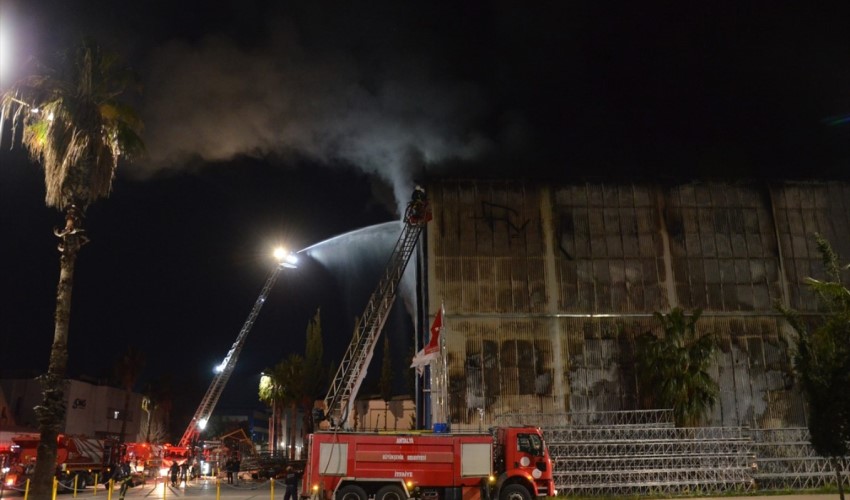 Incendio in un cantiere navale ad Antalya: le squadre sono al lavoro