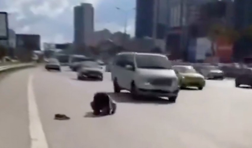 Trafiği tehlikeye atarak yolun kenarında namaz kıldı