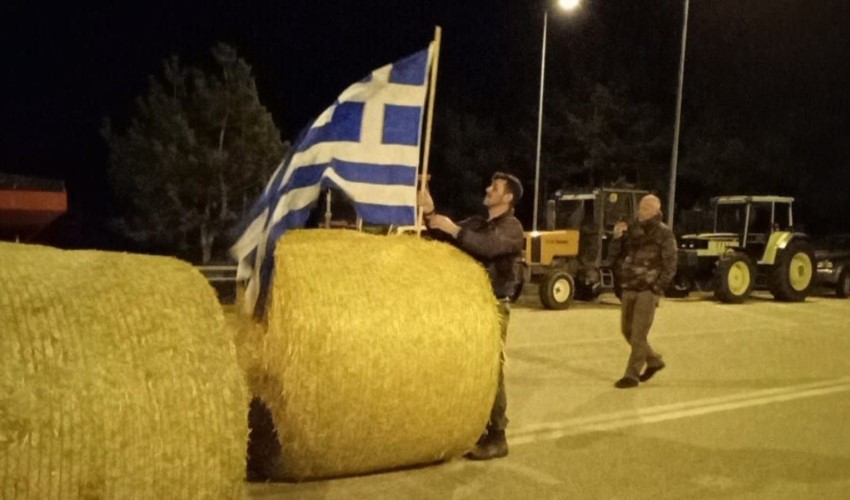 Yunan çiftçilerden Türkiye sınırında protesto