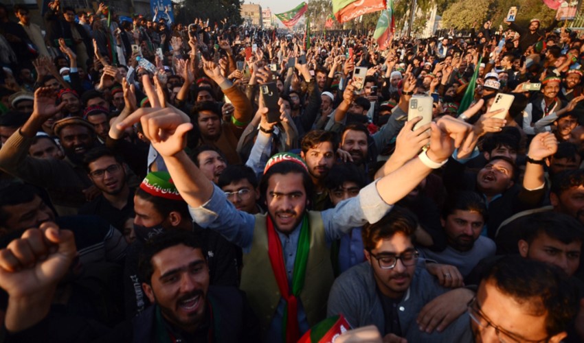 Pakistan’da İmran Han'ın partisi birinci oldu ancak iktidar olamıyor: Ülke çapında protestolar büyüyor