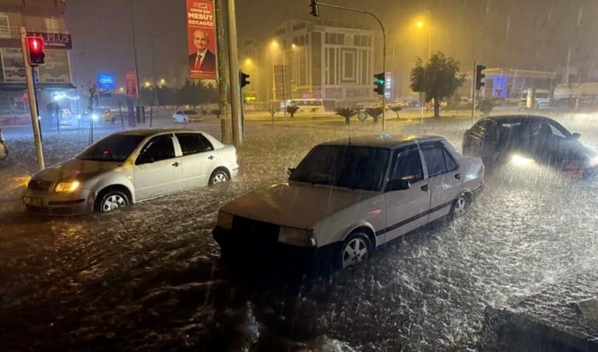 Sağanak yağış Antalya’da sel ve su baskınına neden oldu: 5 ilçede eğitime ara verildi