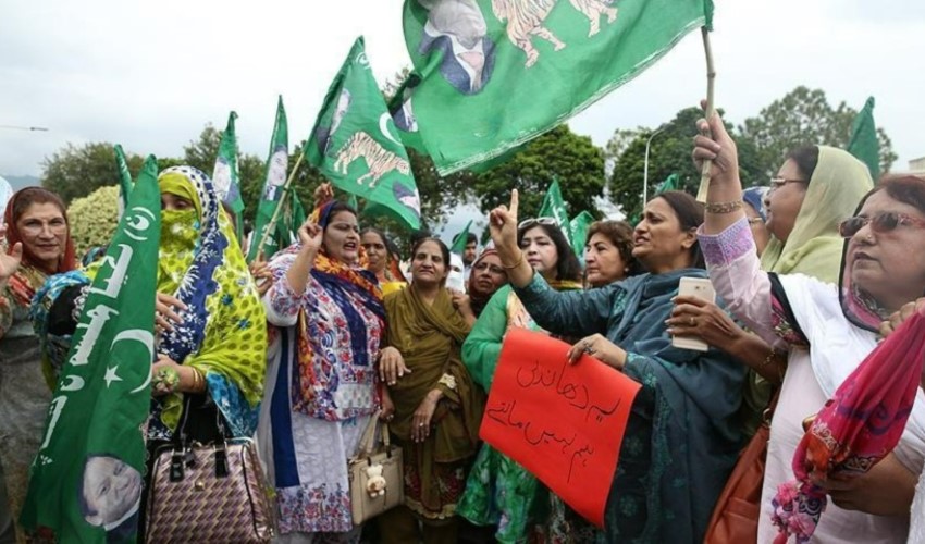Pakistan'da seçimlere hile karıştığı iddiasıyla birçok kentte eylem yapılıyor
