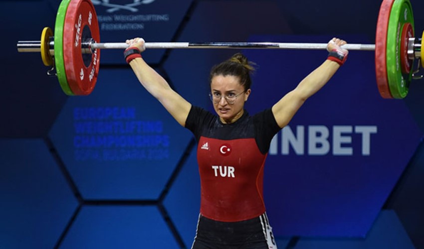 Milli halterci Aysel Özkan'dan Avrupa Şampiyonası'nda bronz madalya