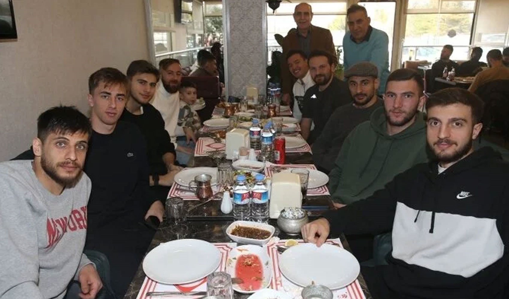 Sinan Kaloğlu, futbolcularına moral yemeği