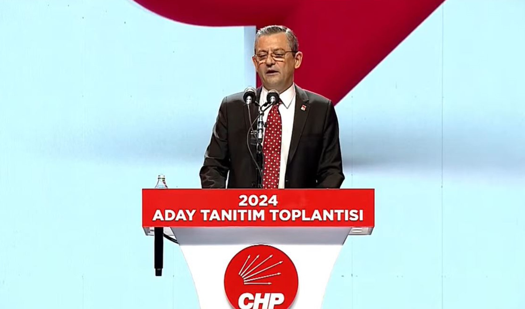 Critica del leader del CHP Özgür Özel a Erdoğan su Hatay: 'Ha un cuore di pietra'
