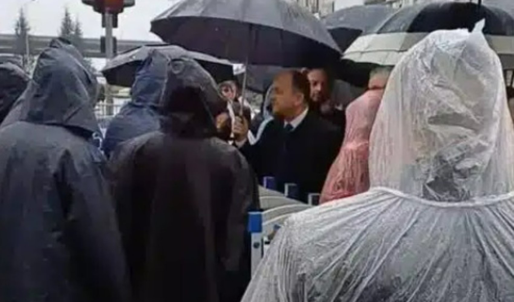 Il presidente provinciale discute con la polizia al comizio di Erdoğan: 