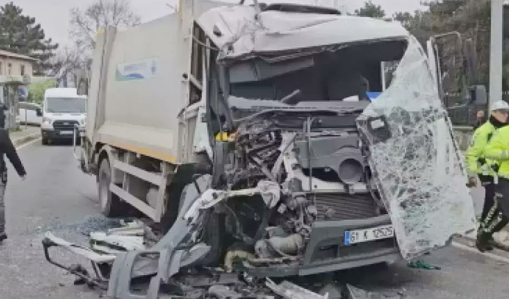 Sarıyer'de İETT otobüsü ve çöp kamyonu çarpıştı! 2 işçi ağır yaralandı