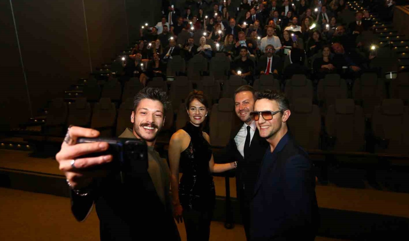Zaferin Rengi filminin oyuncuları Ankara'da seyircilerle buluştu