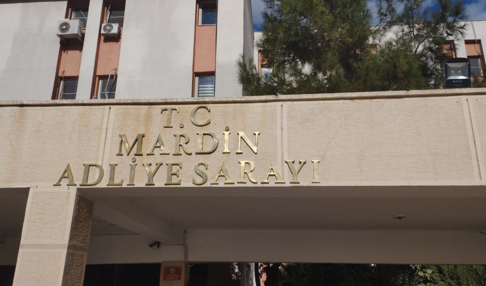 Mardin'de eski HDP milletvekilinin de bulunduğu 15 kişiye hapis cezası