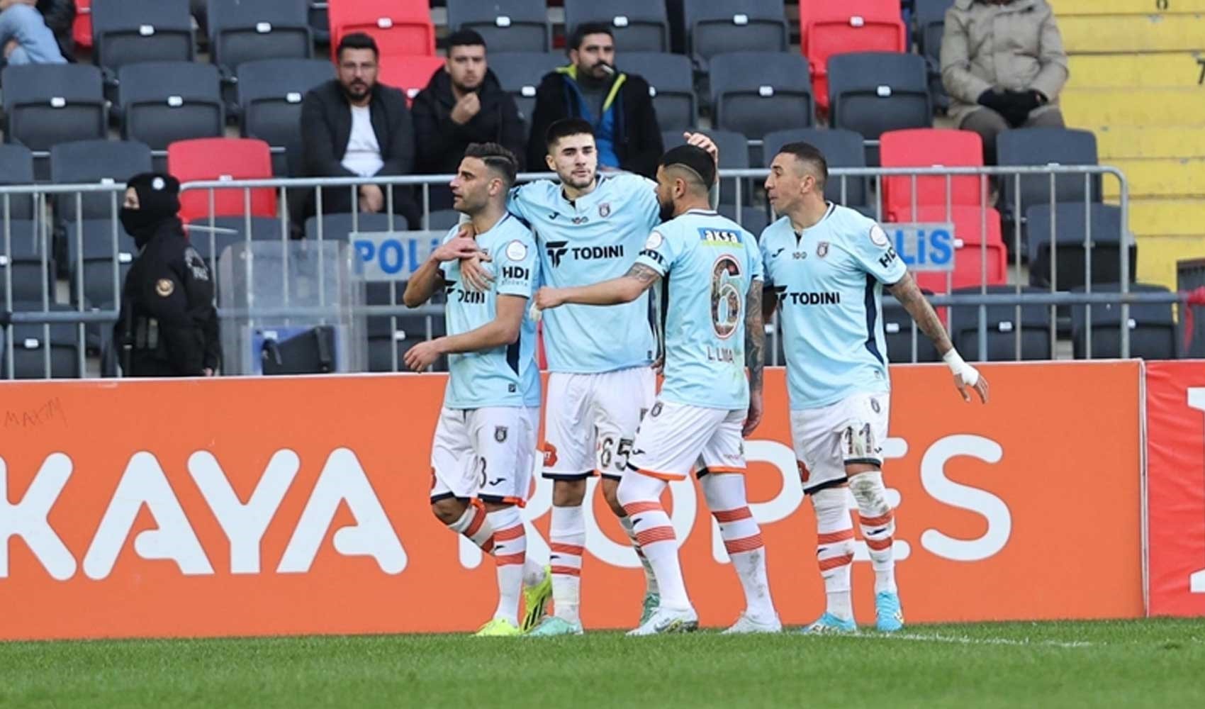 Başakşehir, Gaziantep'i deplasmanda iki golle geçti!