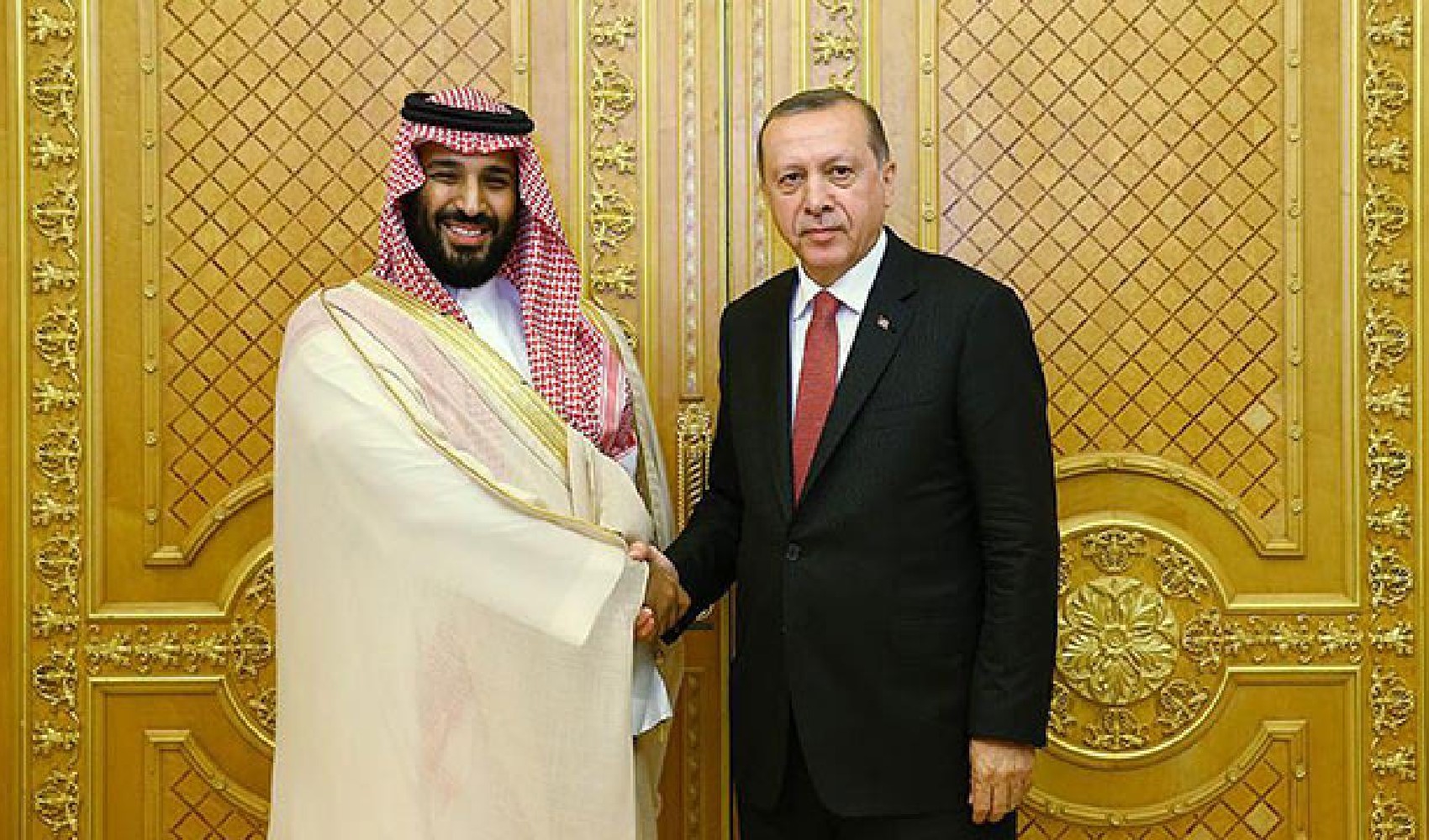 Cumhurbaşkanı Recep Tayyip Erdoğan ve Suudi Arabistan Veliaht Prensi Muhammed bin Salman tokalaşırken görülüyor.
